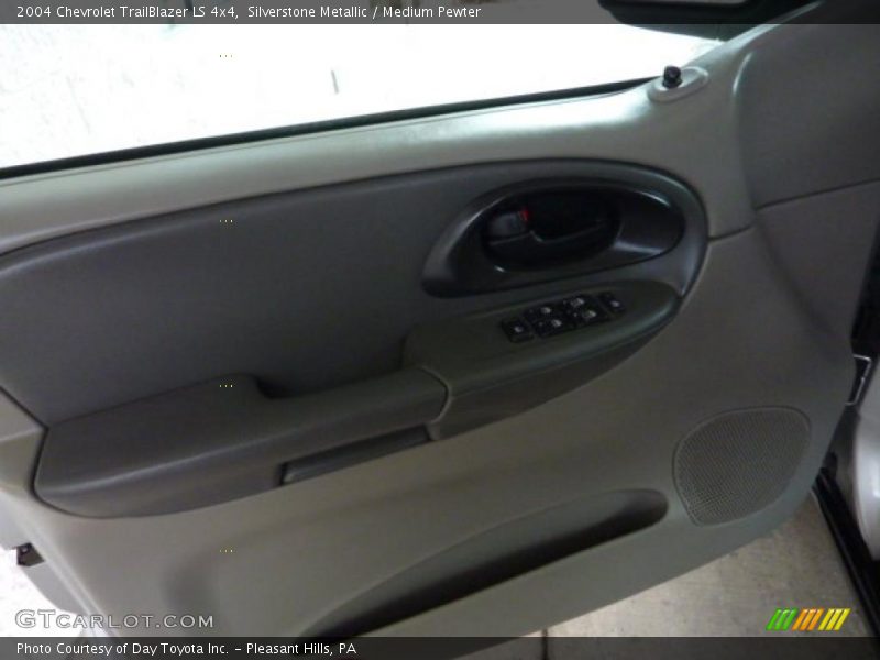 Silverstone Metallic / Medium Pewter 2004 Chevrolet TrailBlazer LS 4x4