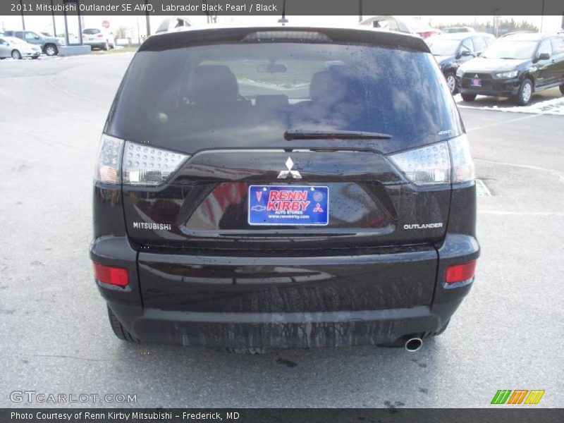 Labrador Black Pearl / Black 2011 Mitsubishi Outlander SE AWD