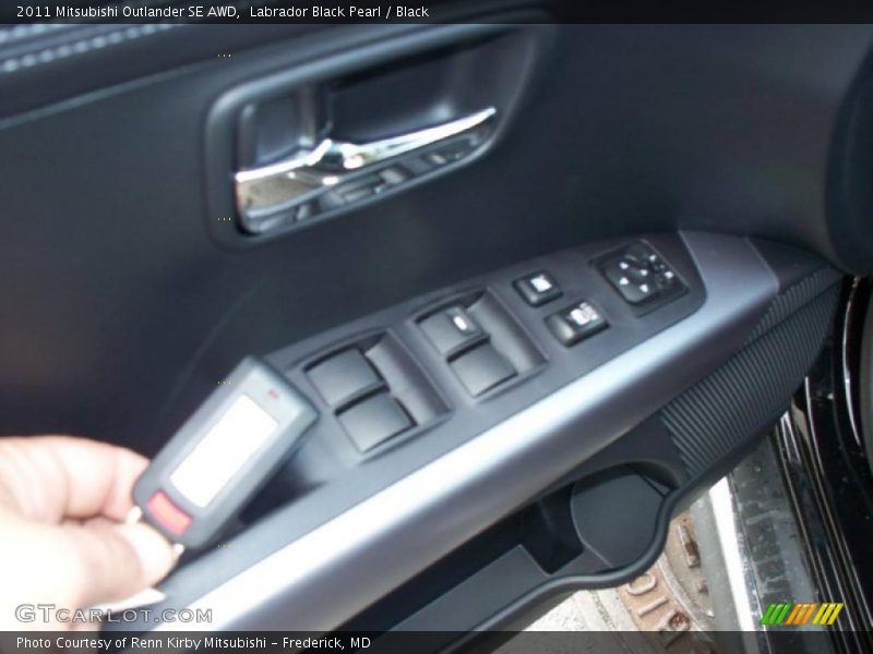 Labrador Black Pearl / Black 2011 Mitsubishi Outlander SE AWD