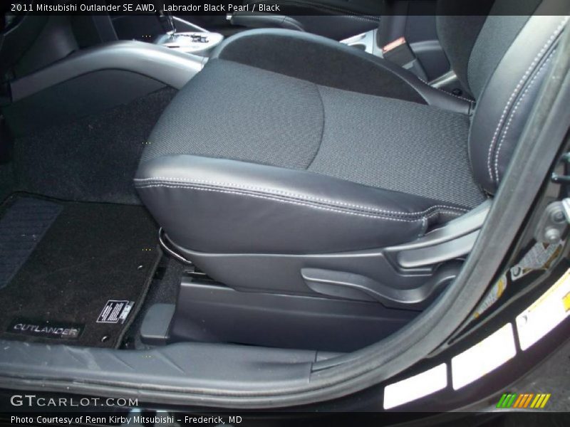 Labrador Black Pearl / Black 2011 Mitsubishi Outlander SE AWD