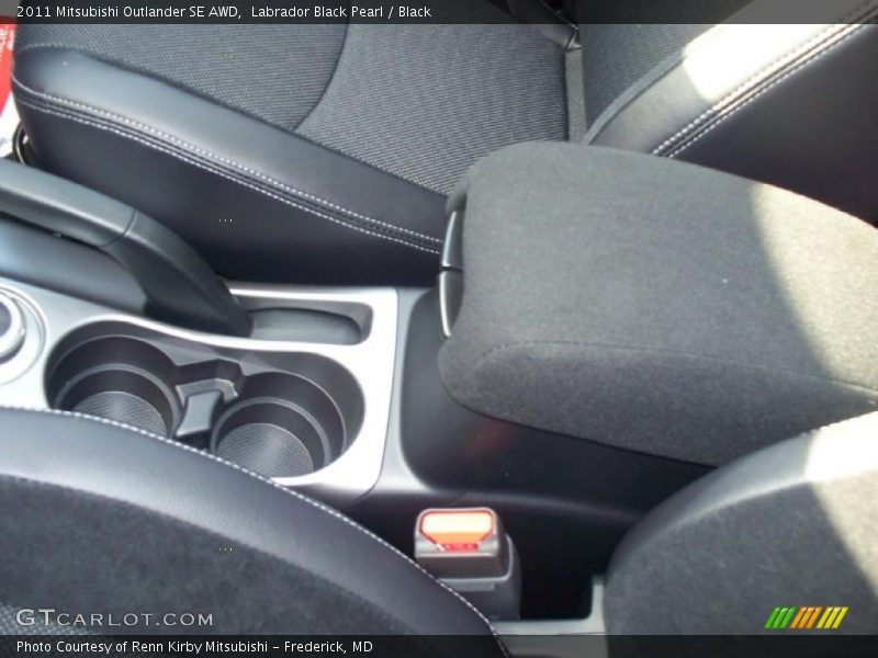 Labrador Black Pearl / Black 2011 Mitsubishi Outlander SE AWD