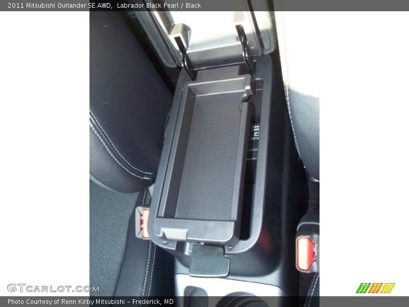 Labrador Black Pearl / Black 2011 Mitsubishi Outlander SE AWD