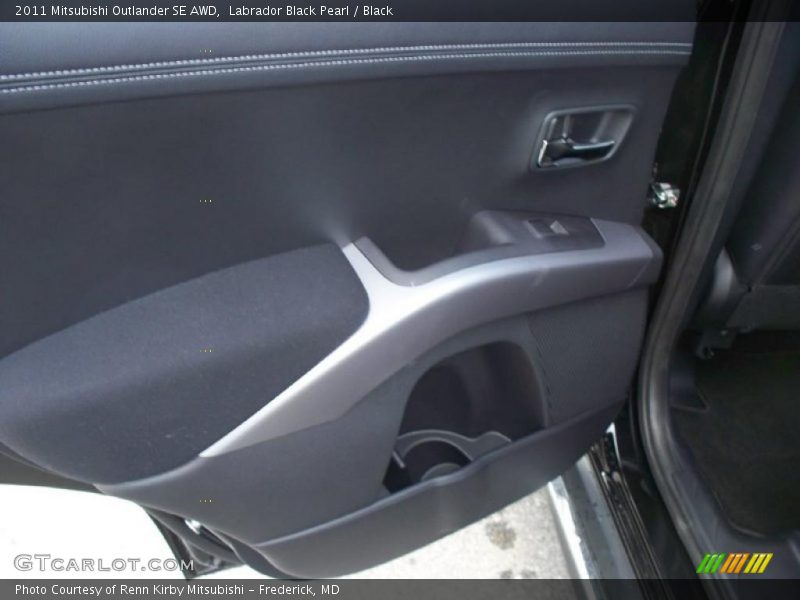 Labrador Black Pearl / Black 2011 Mitsubishi Outlander SE AWD