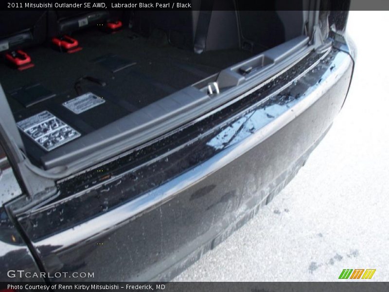 Labrador Black Pearl / Black 2011 Mitsubishi Outlander SE AWD