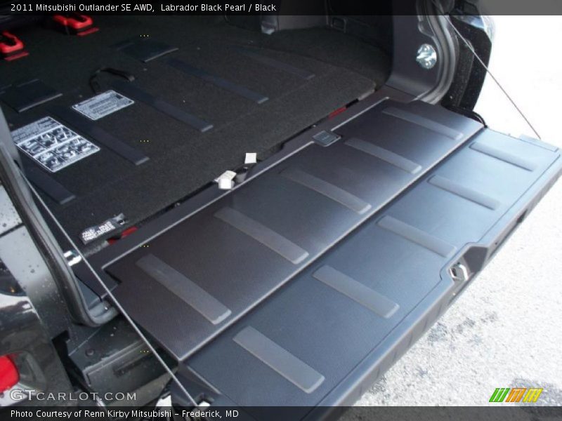 Labrador Black Pearl / Black 2011 Mitsubishi Outlander SE AWD