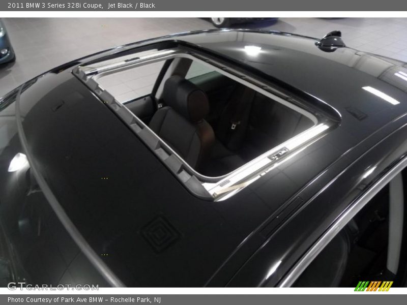Sunroof of 2011 3 Series 328i Coupe