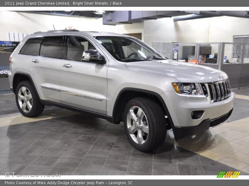 Front 3/4 View of 2011 Grand Cherokee Limited