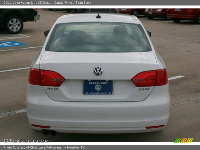Candy White / Titan Black 2011 Volkswagen Jetta SE Sedan