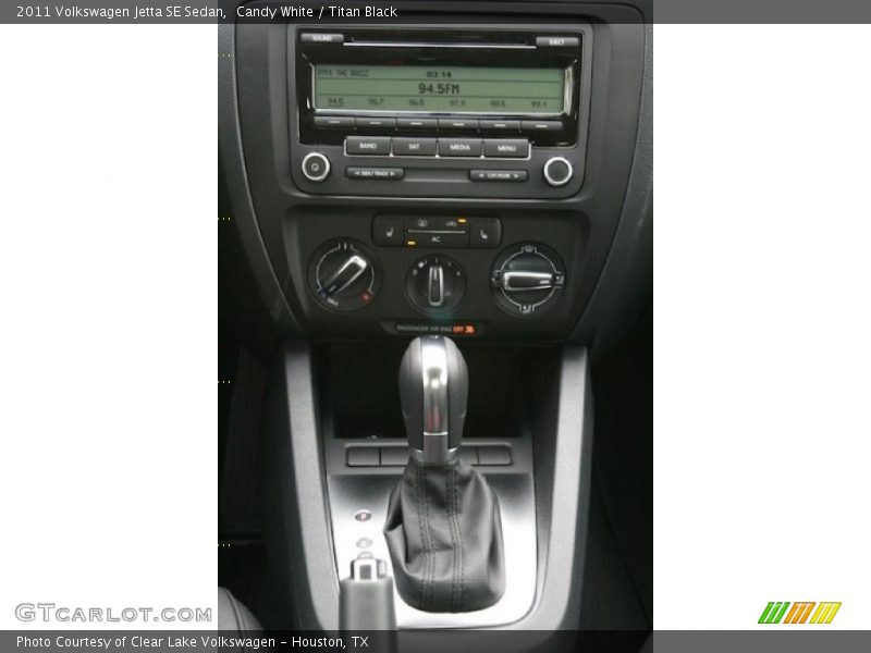 Candy White / Titan Black 2011 Volkswagen Jetta SE Sedan