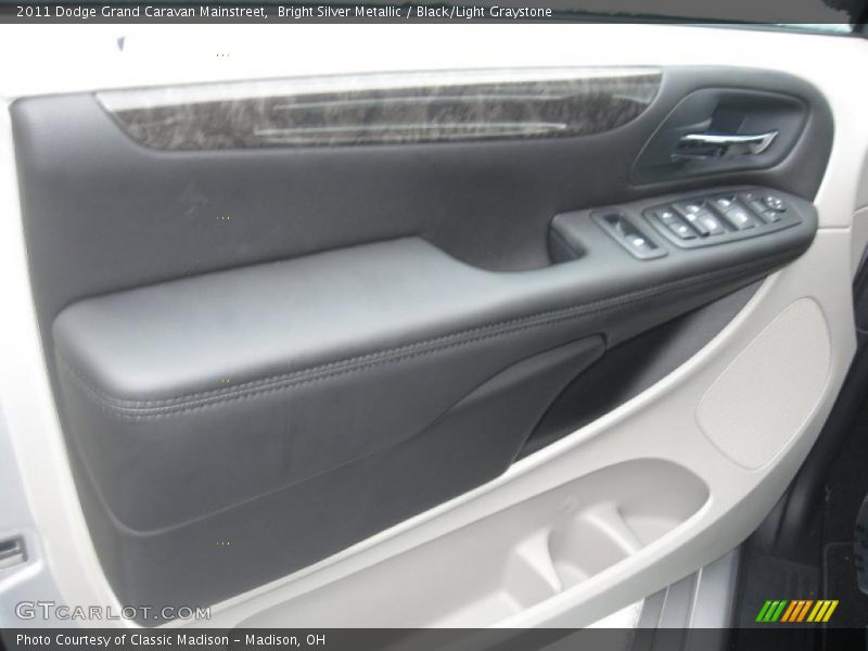 Bright Silver Metallic / Black/Light Graystone 2011 Dodge Grand Caravan Mainstreet