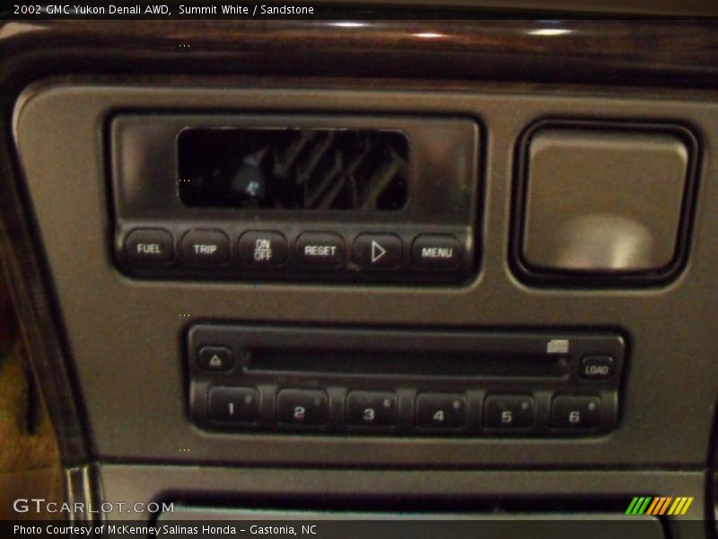Summit White / Sandstone 2002 GMC Yukon Denali AWD