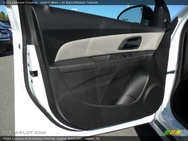 Summit White / Jet Black/Medium Titanium 2011 Chevrolet Cruze LS