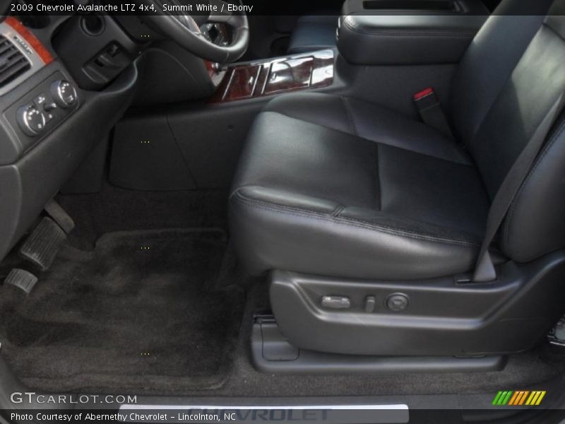 Summit White / Ebony 2009 Chevrolet Avalanche LTZ 4x4
