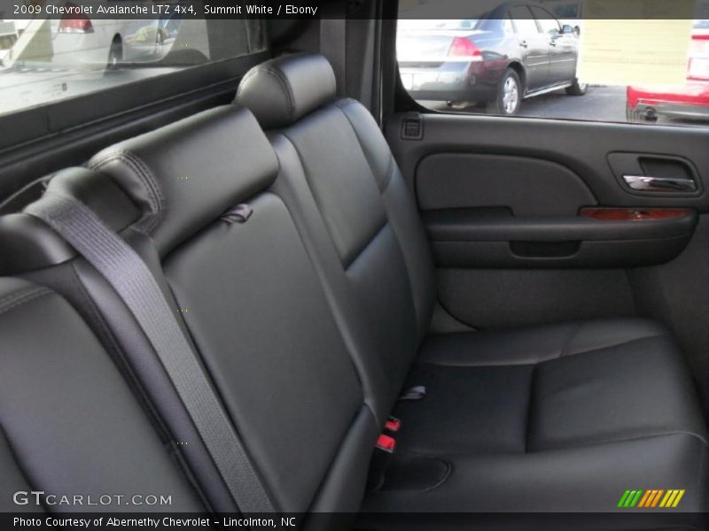 Summit White / Ebony 2009 Chevrolet Avalanche LTZ 4x4