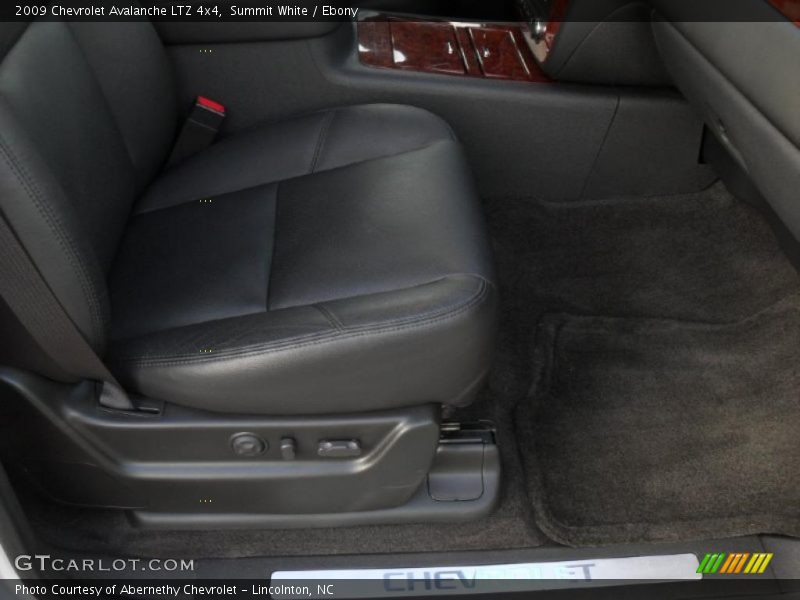 Summit White / Ebony 2009 Chevrolet Avalanche LTZ 4x4