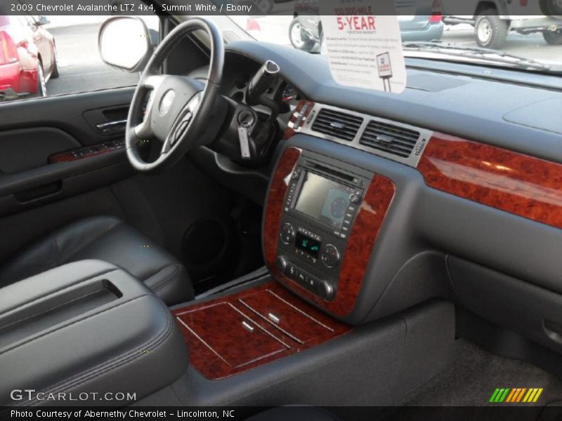 Summit White / Ebony 2009 Chevrolet Avalanche LTZ 4x4