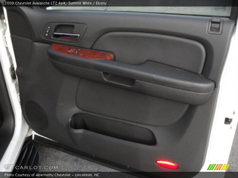Summit White / Ebony 2009 Chevrolet Avalanche LTZ 4x4