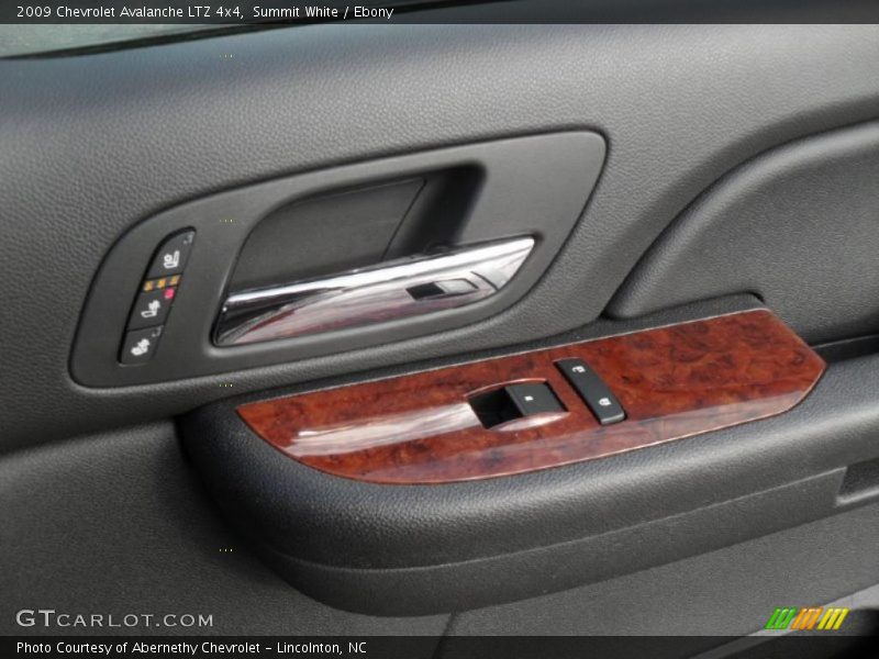 Summit White / Ebony 2009 Chevrolet Avalanche LTZ 4x4
