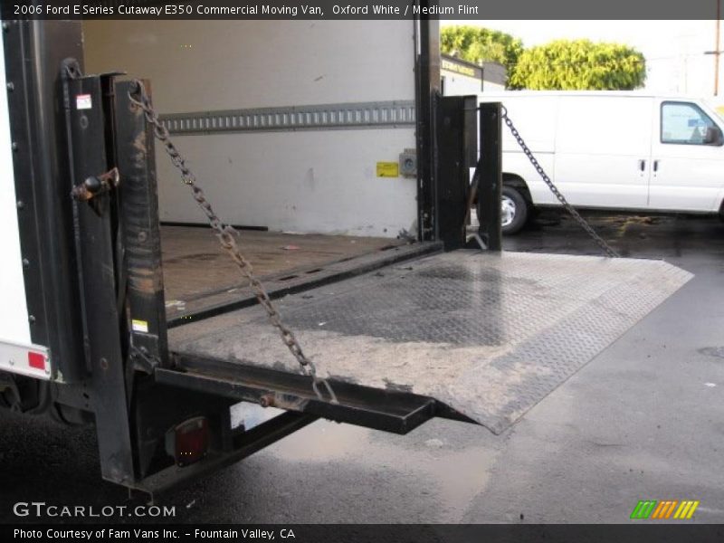 Oxford White / Medium Flint 2006 Ford E Series Cutaway E350 Commercial Moving Van