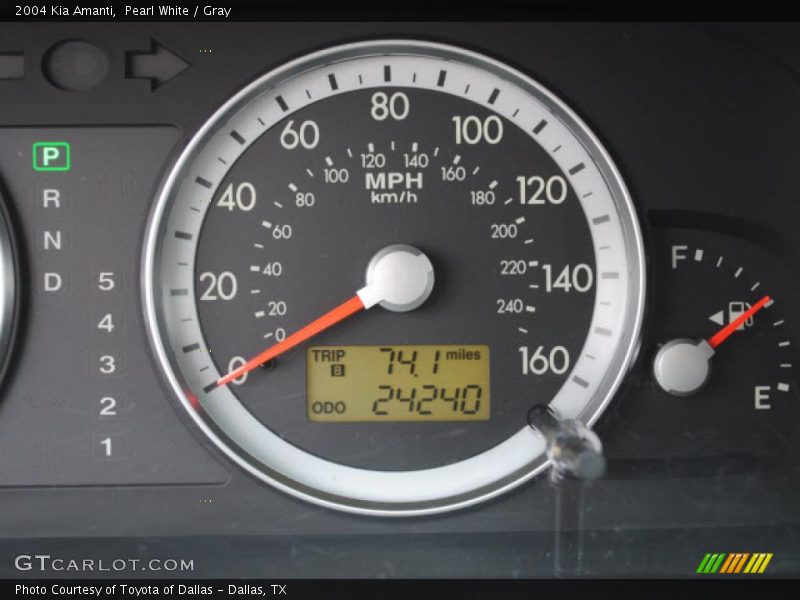 Pearl White / Gray 2004 Kia Amanti