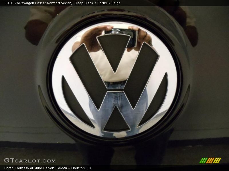 Deep Black / Cornsilk Beige 2010 Volkswagen Passat Komfort Sedan