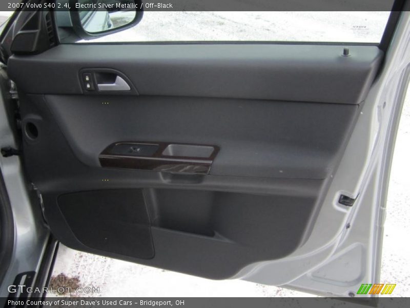 Electric Silver Metallic / Off-Black 2007 Volvo S40 2.4i