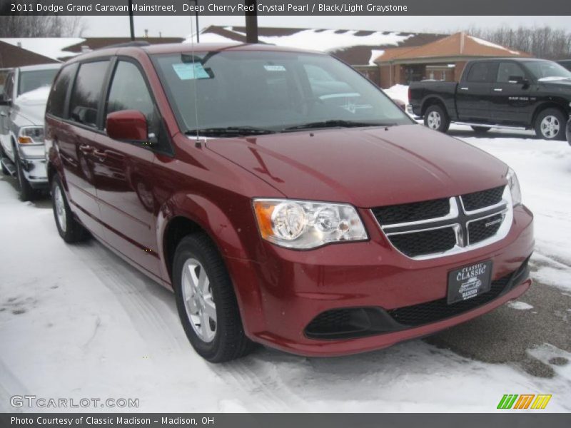 Front 3/4 View of 2011 Grand Caravan Mainstreet