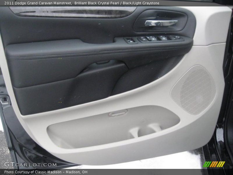 Brilliant Black Crystal Pearl / Black/Light Graystone 2011 Dodge Grand Caravan Mainstreet