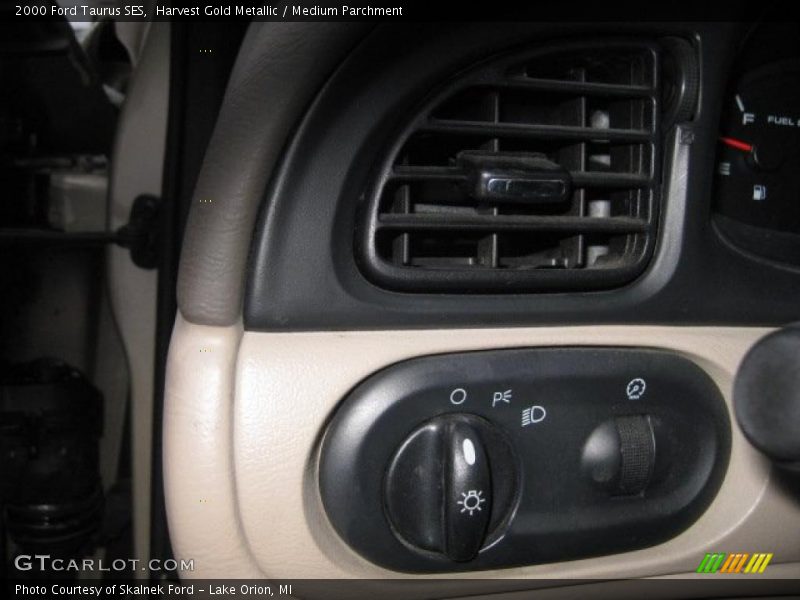 Harvest Gold Metallic / Medium Parchment 2000 Ford Taurus SES