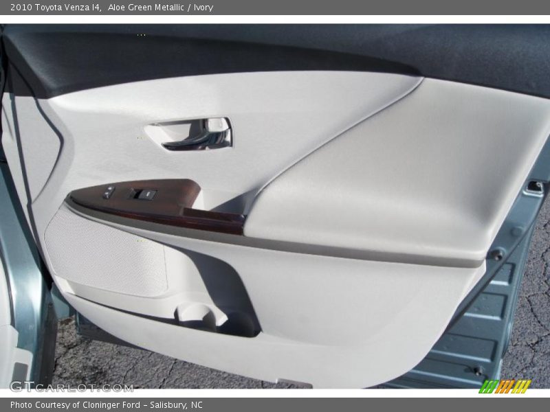Aloe Green Metallic / Ivory 2010 Toyota Venza I4
