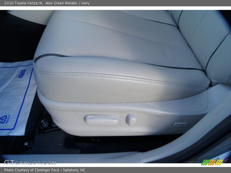 Aloe Green Metallic / Ivory 2010 Toyota Venza I4