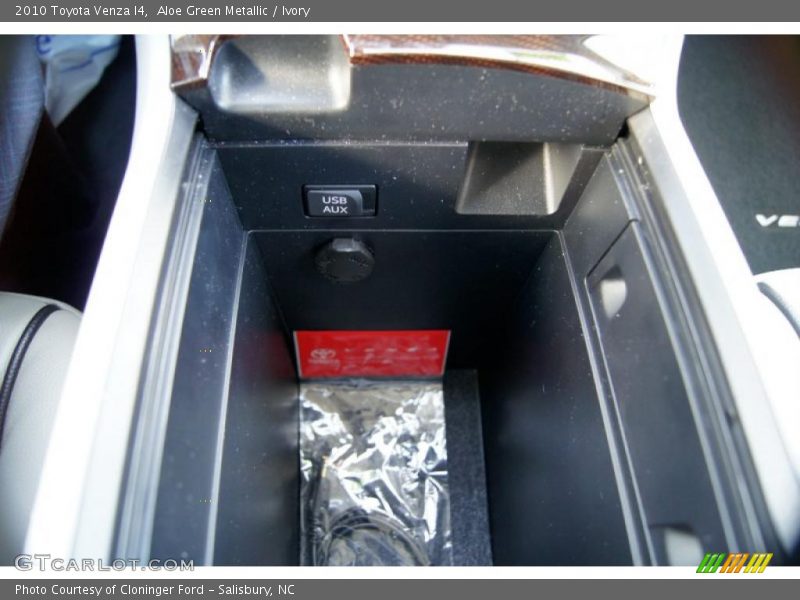 Aloe Green Metallic / Ivory 2010 Toyota Venza I4