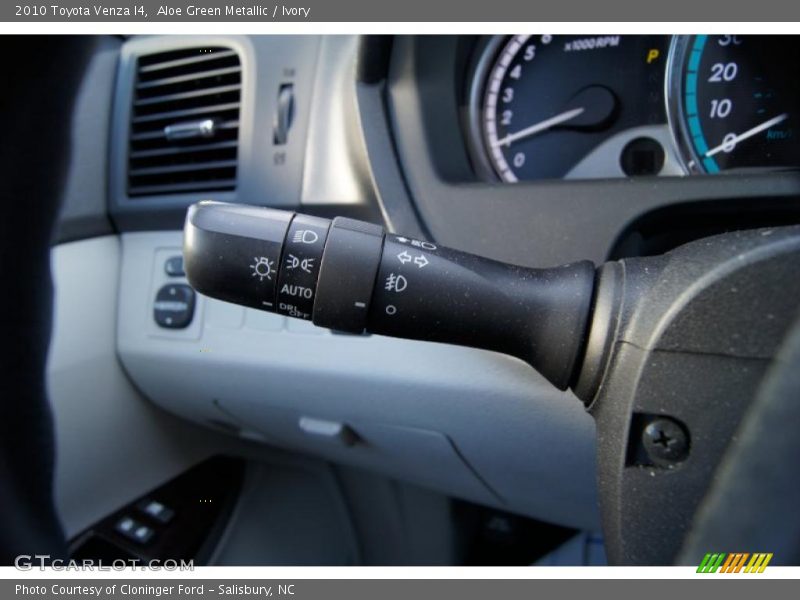 Aloe Green Metallic / Ivory 2010 Toyota Venza I4