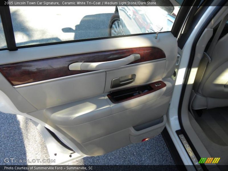 Ceramic White Tri-Coat / Medium Light Stone/Dark Stone 2005 Lincoln Town Car Signature