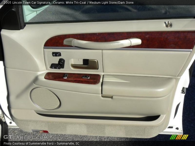 Ceramic White Tri-Coat / Medium Light Stone/Dark Stone 2005 Lincoln Town Car Signature