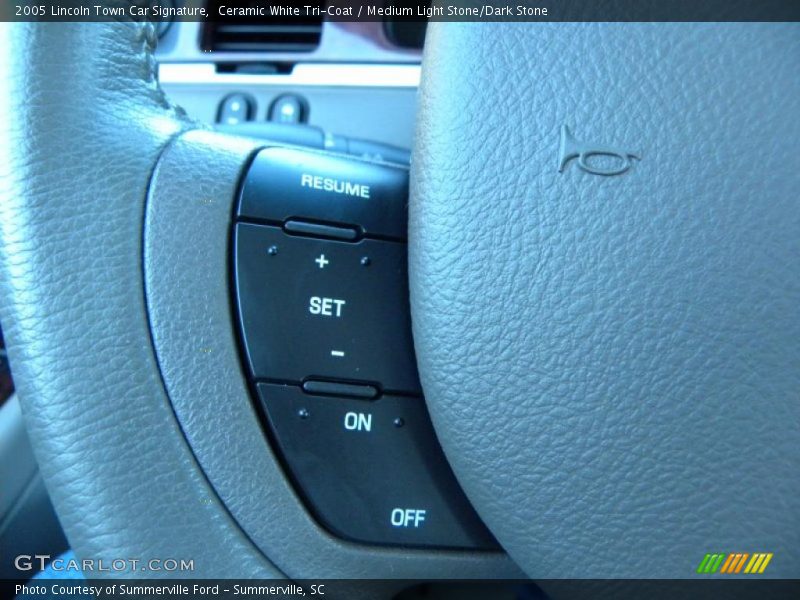 Ceramic White Tri-Coat / Medium Light Stone/Dark Stone 2005 Lincoln Town Car Signature