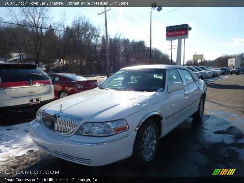 Vibrant White / Medium Light Stone 2007 Lincoln Town Car Signature