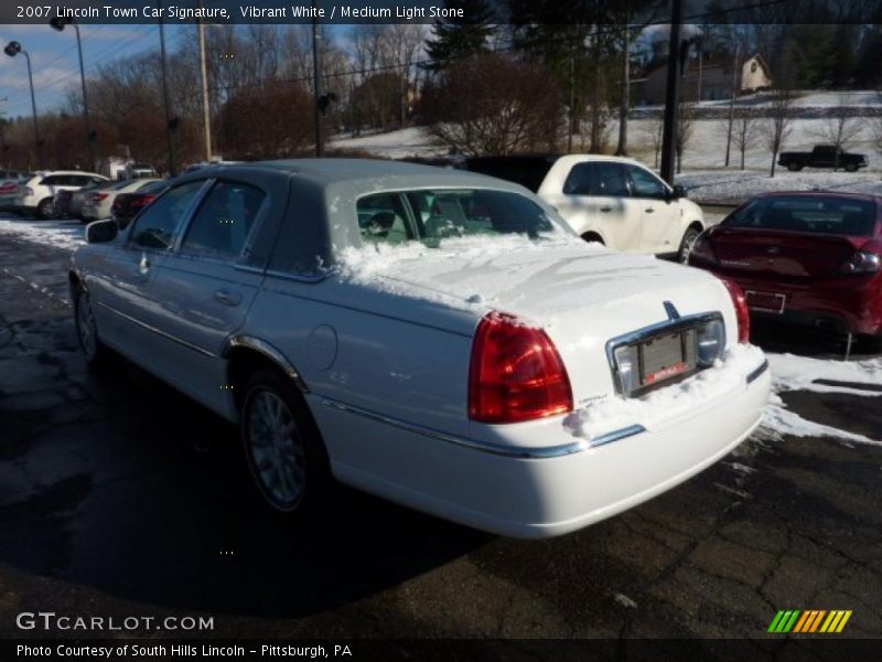 Vibrant White / Medium Light Stone 2007 Lincoln Town Car Signature