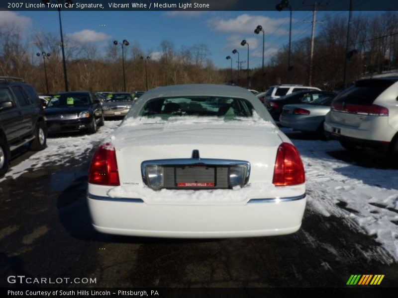 Vibrant White / Medium Light Stone 2007 Lincoln Town Car Signature