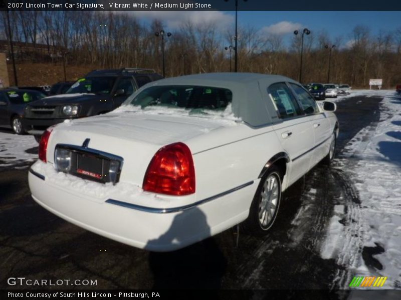 Vibrant White / Medium Light Stone 2007 Lincoln Town Car Signature
