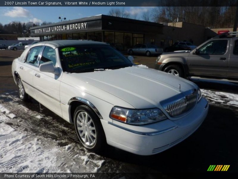 Vibrant White / Medium Light Stone 2007 Lincoln Town Car Signature