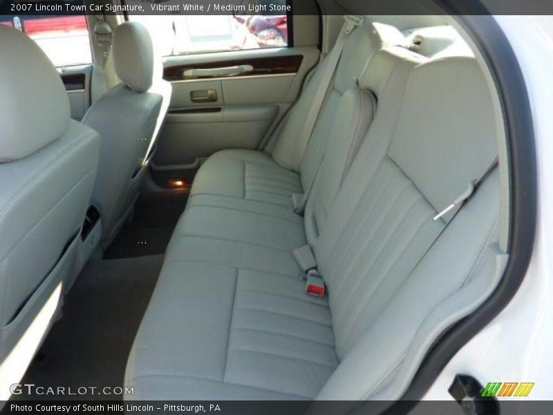  2007 Town Car Signature Medium Light Stone Interior