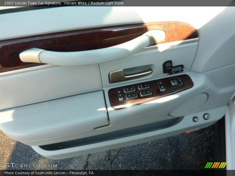 Vibrant White / Medium Light Stone 2007 Lincoln Town Car Signature