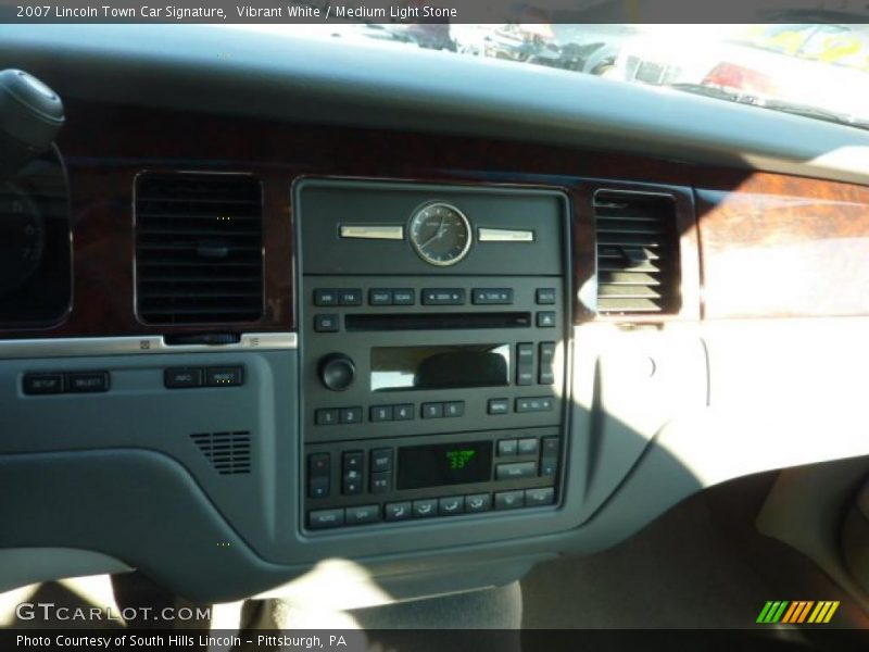 Vibrant White / Medium Light Stone 2007 Lincoln Town Car Signature