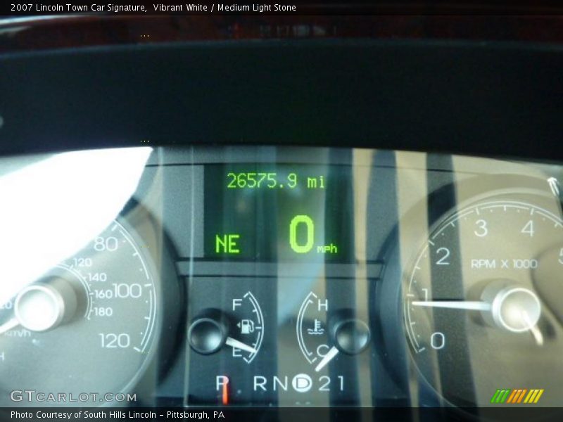 Vibrant White / Medium Light Stone 2007 Lincoln Town Car Signature