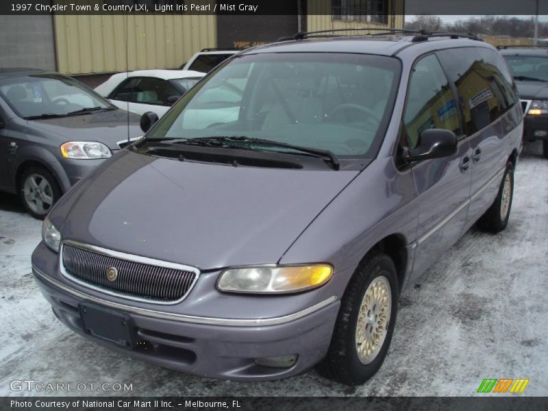 Front 3/4 View of 1997 Town & Country LXi