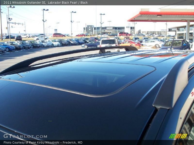 Labrador Black Pearl / Black 2011 Mitsubishi Outlander SE