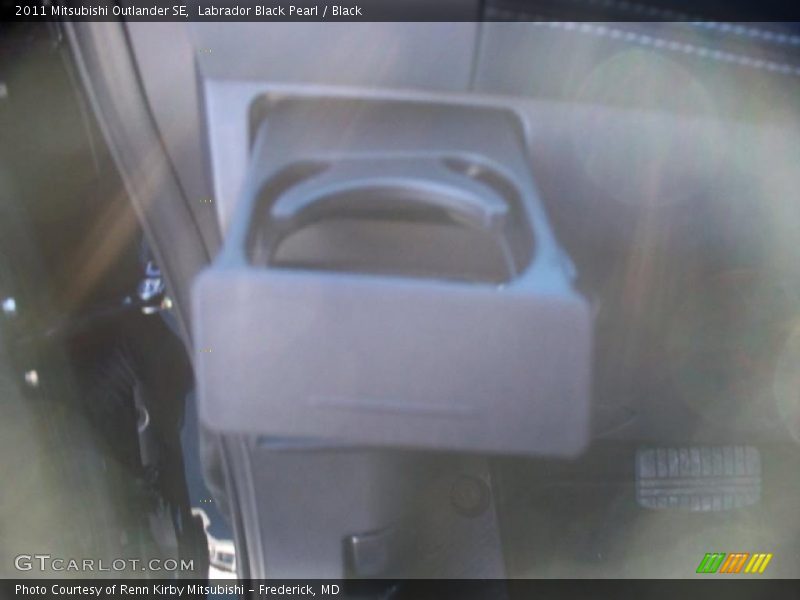 Labrador Black Pearl / Black 2011 Mitsubishi Outlander SE