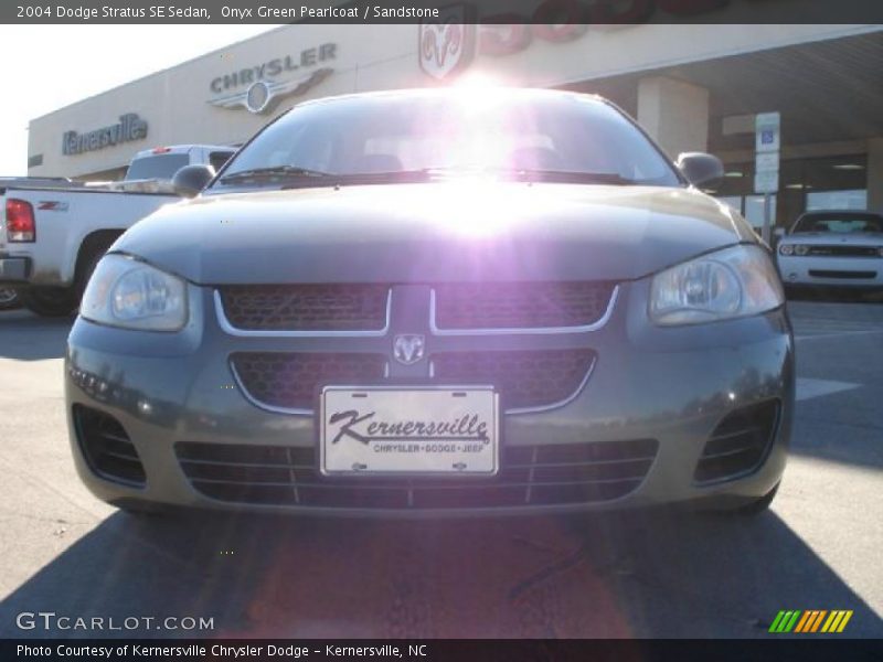 Onyx Green Pearlcoat / Sandstone 2004 Dodge Stratus SE Sedan