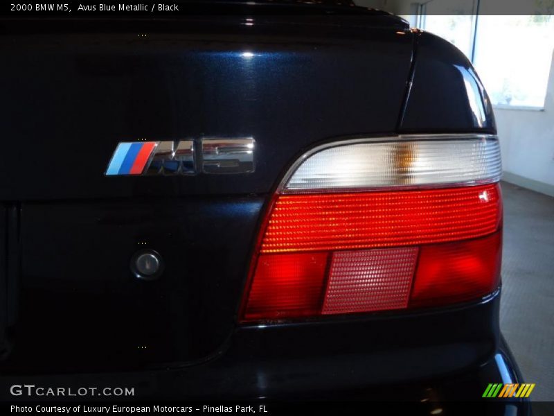 Avus Blue Metallic / Black 2000 BMW M5